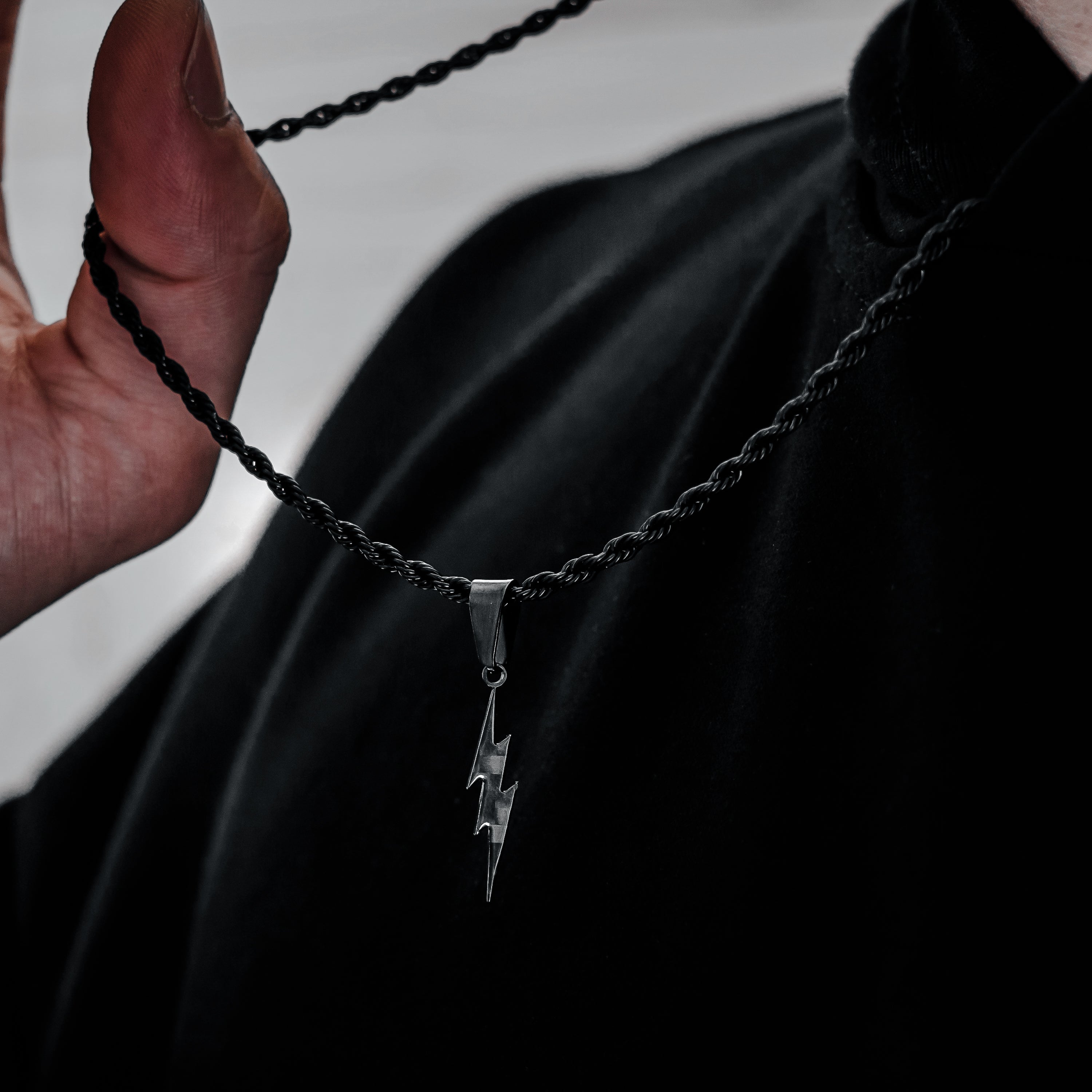 5 Gründe, warum schwarze Halsketten ein Must-Have-Accessoire für Herren sind - CRBNCNCPT