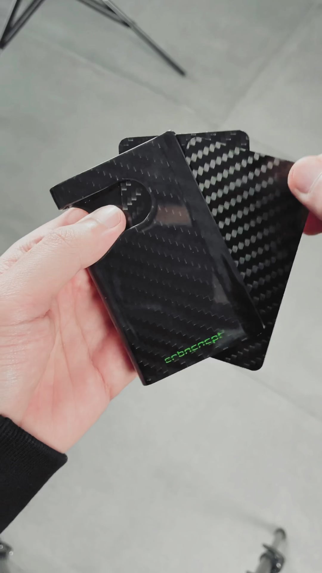 Porte-cartes très compact en carbone pouvant contenir jusqu'à 15